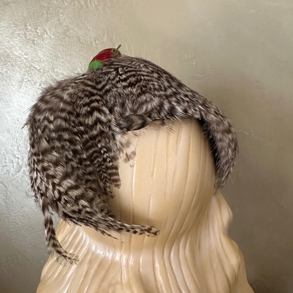 ASTOUNDING HIG FASHION 1940's SPOTTED FEATHER HAT WITH 2 "BIRDS"/TAILS - Picture 7 of 16